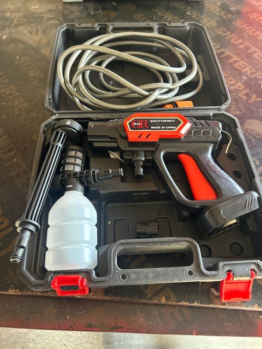 Машина на батерии за миене на коли под налягане нова