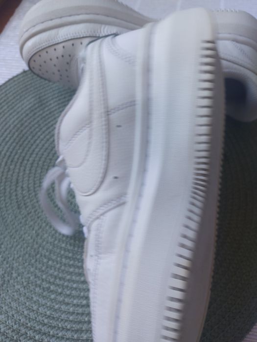 Сникърси на NIKE,номер 38,обувани няколко пъти,без забележки