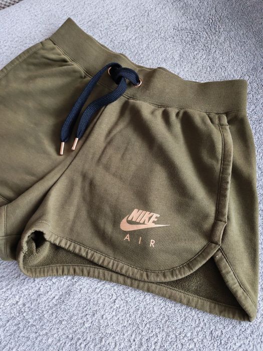 Pantaloni scurți Nike Air originali damă – Mărimea S (Verde Kaki / Rose Gold)