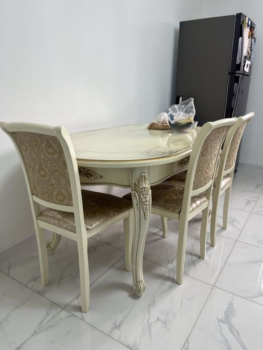 Кухонный стол со стульями