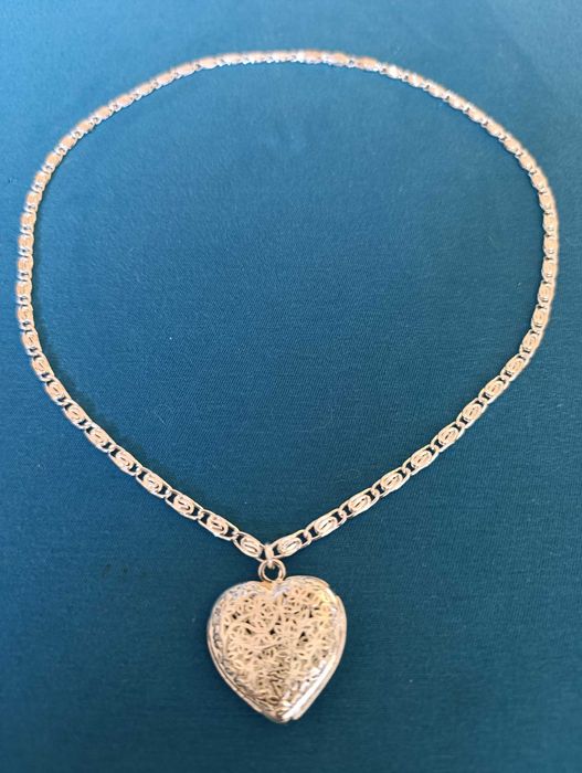 Масивнио, сребърно дамско колие с висулка в луксозна подаръчна кутия.