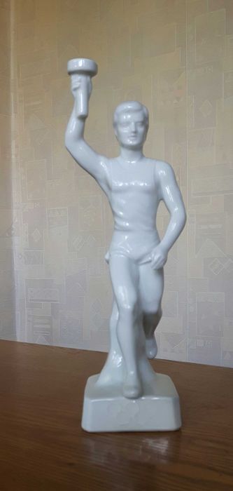 Статуэтка факелоносец