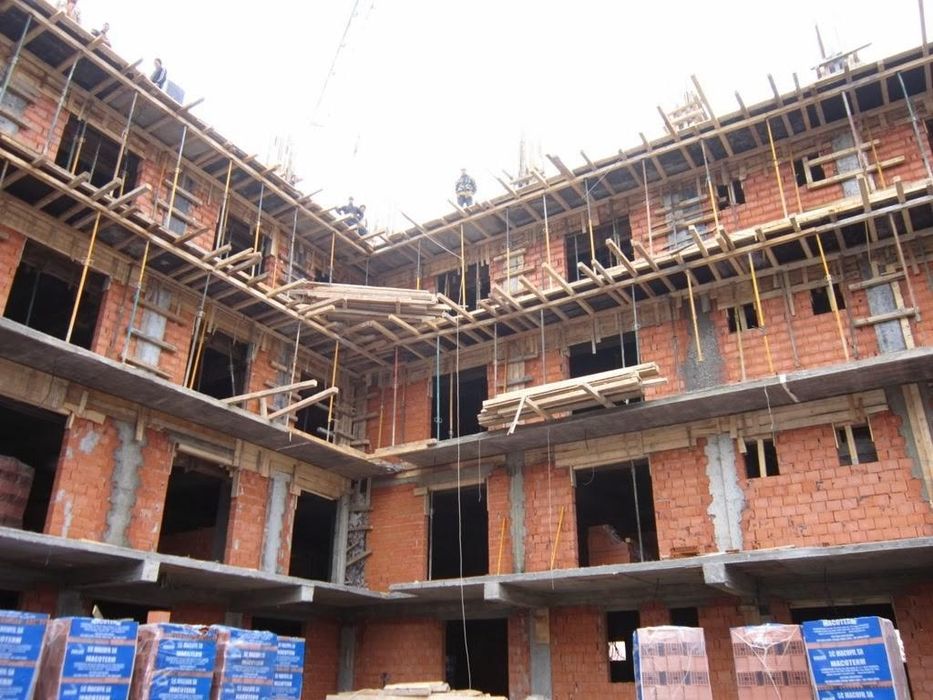 Firma construcții executa lucrări