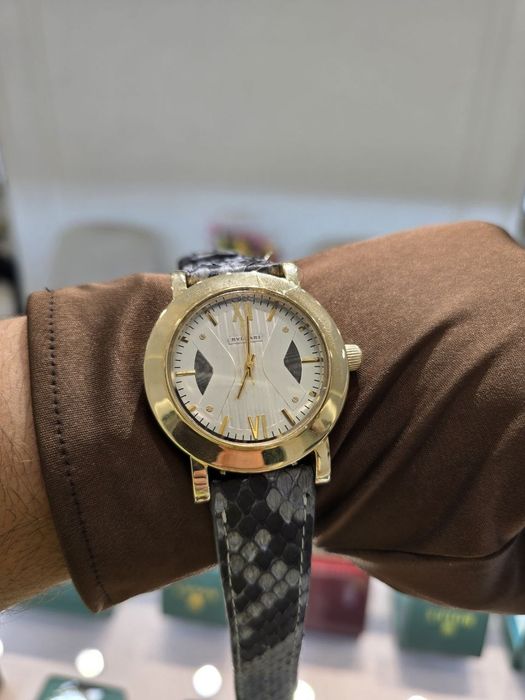 Золотые часы Булгари с очень красивым ремнём из натуральной кожи питон