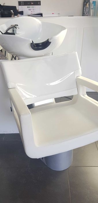 Оборудване за Фризьорски салон,измивна колона ,2стола за фризьор и др.