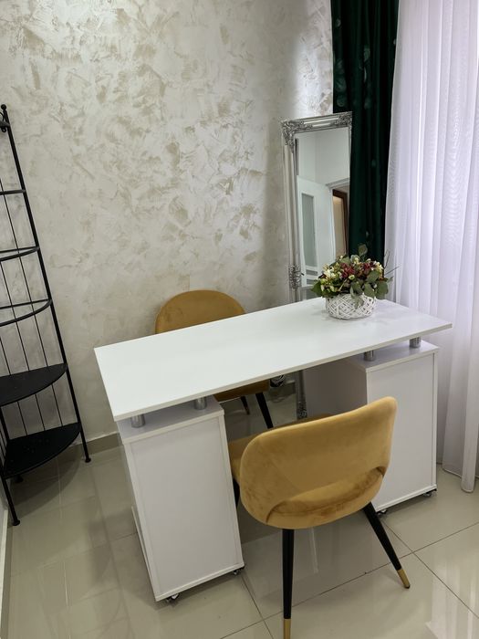 Inchiriez post manichiura/ pedichiura