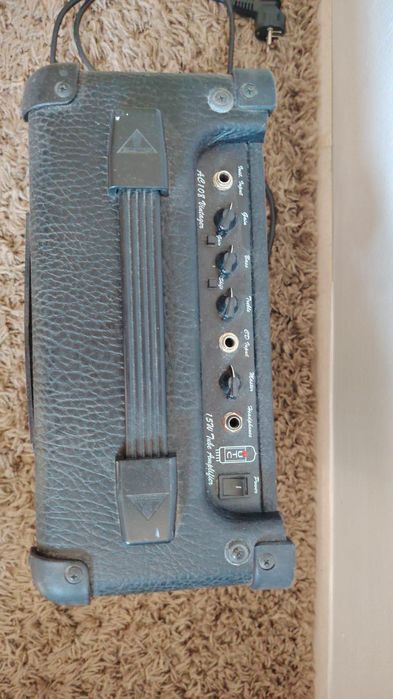 Китарен усилвател Marshall MG 10 и лампов усилвател кубе Behringer Vintager AC 108