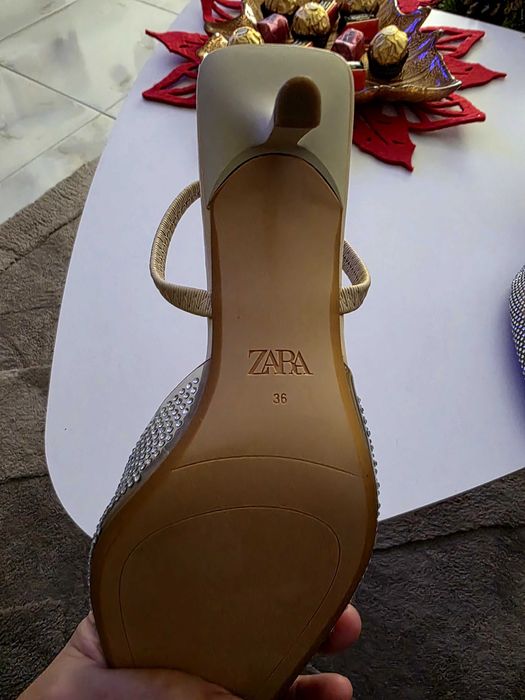 ZARA елегантни обувки с камъчета на среден ток