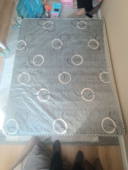 Отдам бесплатно матрас,детский велосипед, стулья