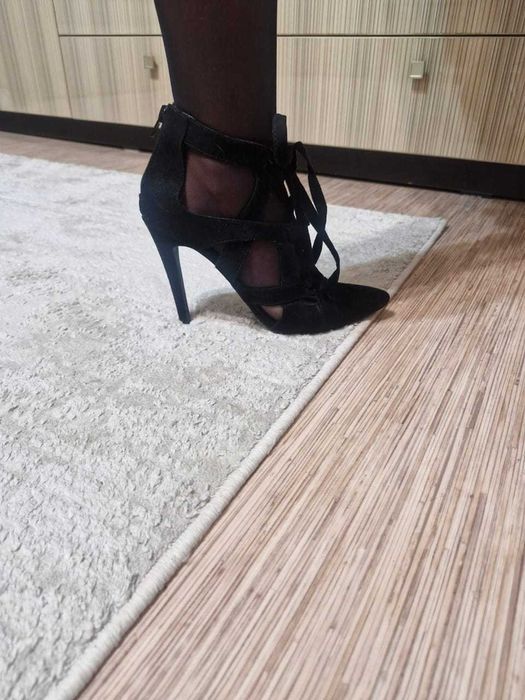 Туфли на каблуке с завязками