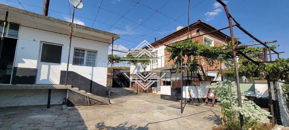 Къща в Бургас, област-с.Венец площ 245, двор 800