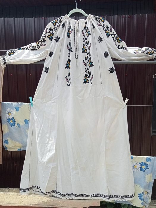 Cămașă tradițională cu margele/ie veche cu poale