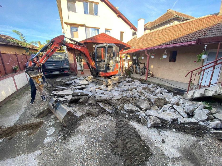 Demolari case garaje garduri debarasez cu utilaje si transport