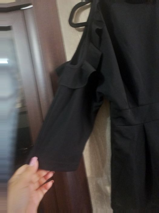 Compleu nou, elegant, format din fustă lunga dreapta , cu crapatura la spate,și bluza cu umerii goi și volane.