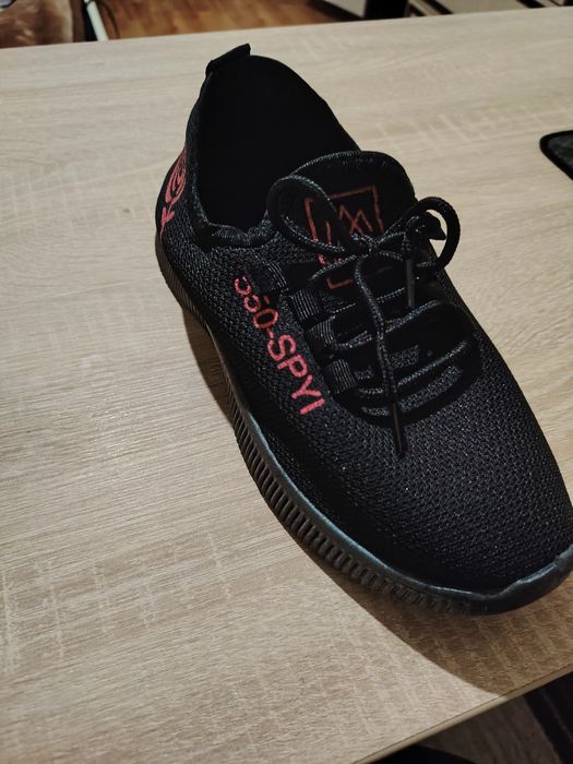 Pantofi sport negri,ușori și comozi-design modern cu detalii roz.