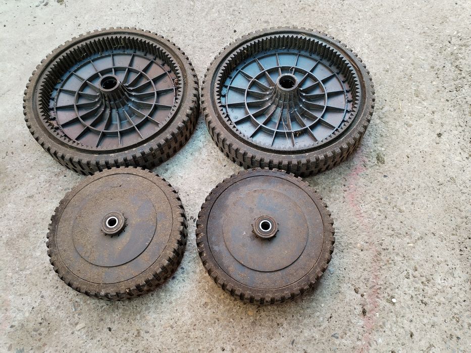 Vand diverse piese pentru mașini de iarba