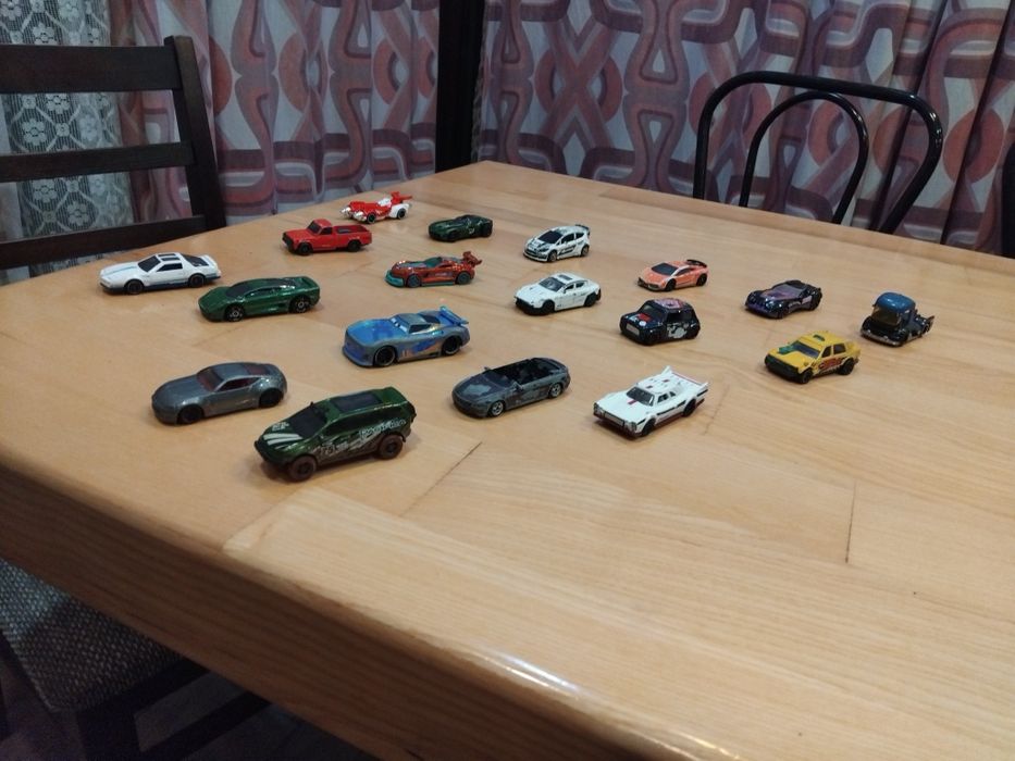 Продавам HotWheels 1:64