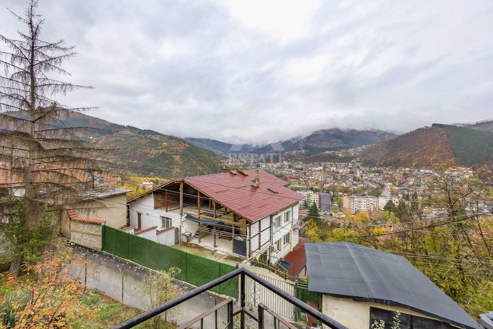 Продава се 2-етажна къща в гр. Своге