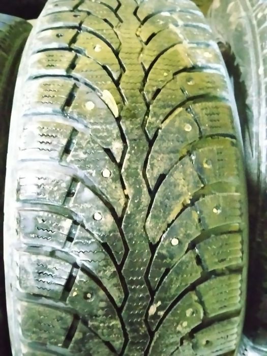 Продам зимние шипованные шины