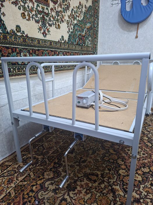 Специальная кровать для лежачих больных