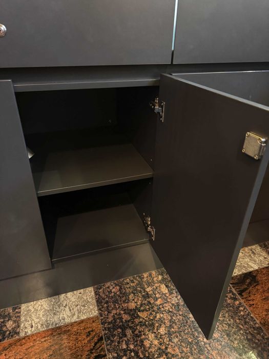Vând Insulă Comercială Mall 12mp - Configurație aprobată Iulius Mall Timișoara (Gri Mat, Sticlă 10mm, BLUM)
