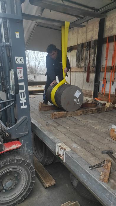 Транспорт с огромен бус