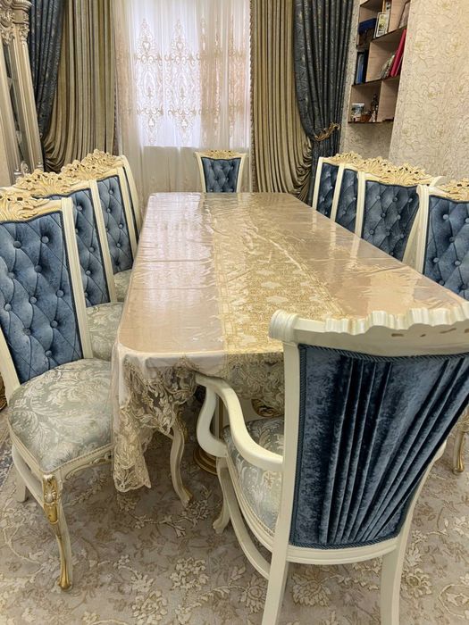 Стол и 10 стульев