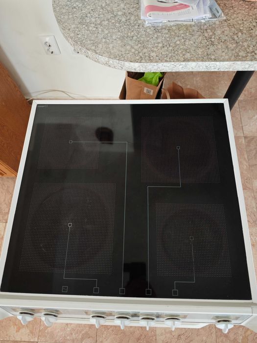 Готварска печка с керамичен плот Аристон