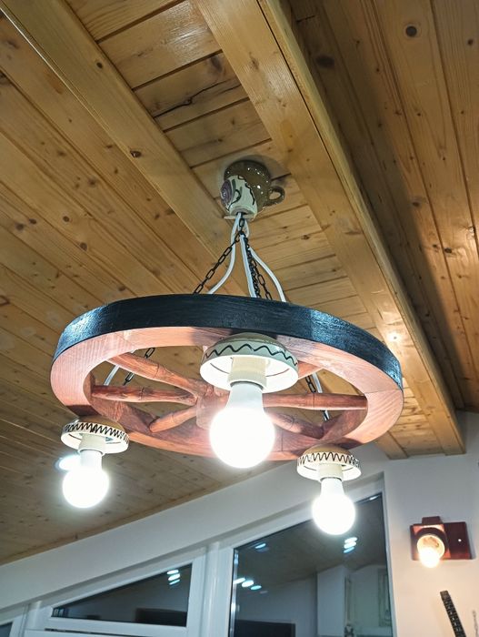 Tâmplărie din lemn, lustre, și alte lucruri minunate .