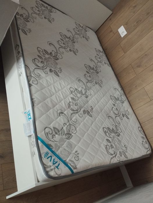 двуспальную кровать