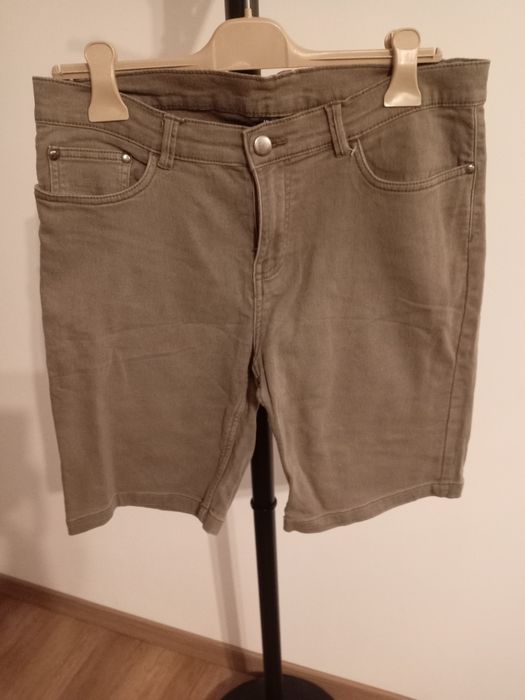 Vând pantaloni scurți pt bărbați