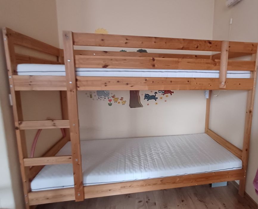Двуетажно дървено легло