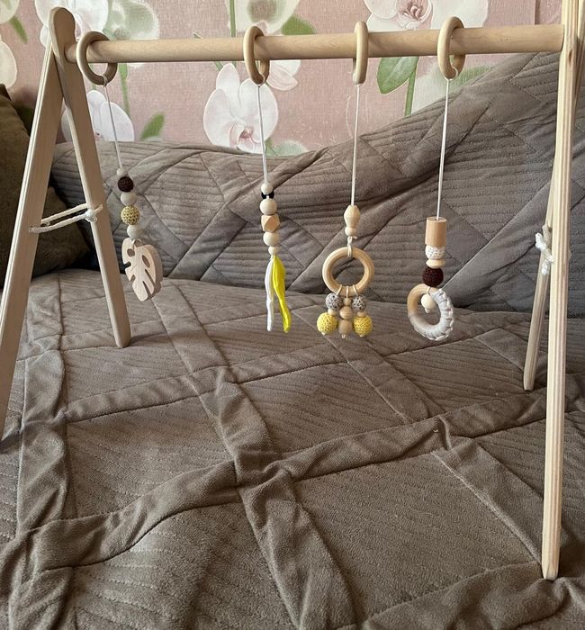 Продам стойку монтессори с игрушками