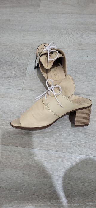 Пролается женская обувь