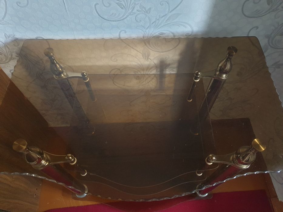 Стеклянный столик