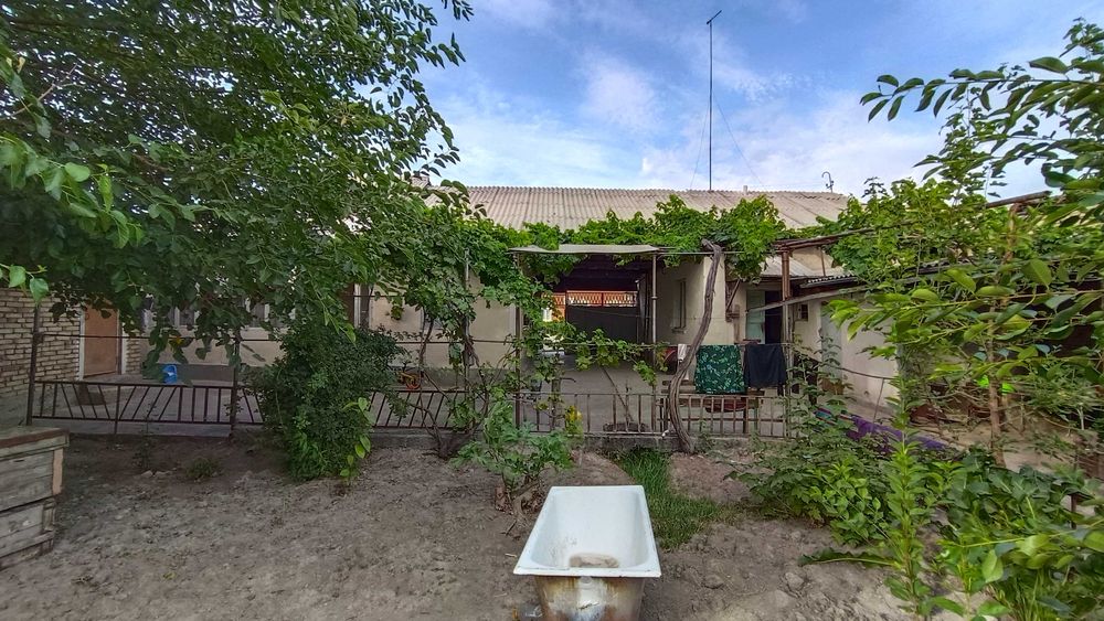 Бўка шахри марказида ховли уй сотилади