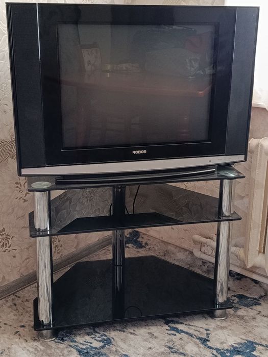 Televizor va padstavka