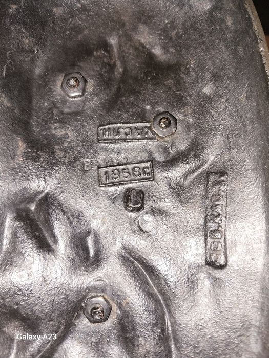 Продается чугунная статуетка