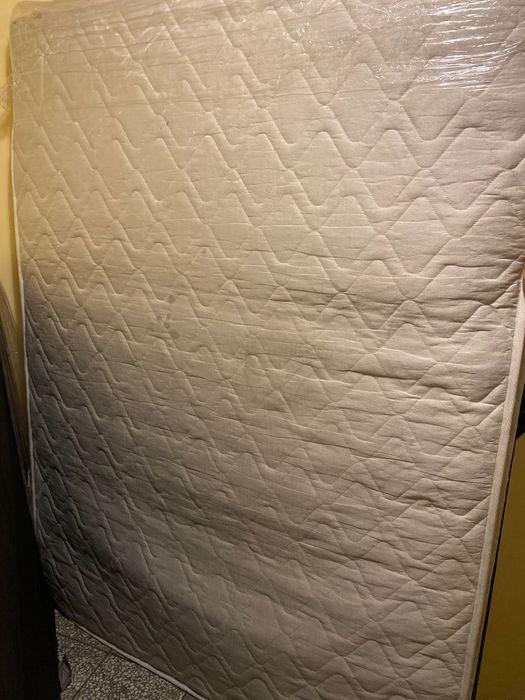 Еднолицев матрак и легло с механизъм