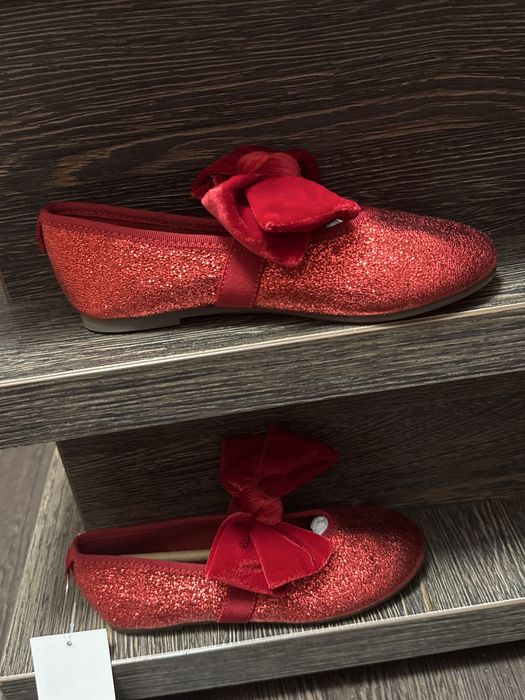 Pantofi roșii pentru fete – noi, cu etichetă