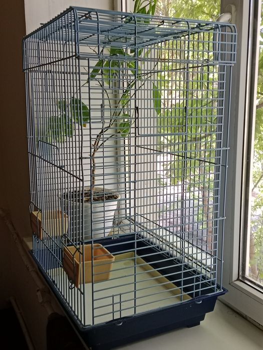 Клетка большая для попугаев.