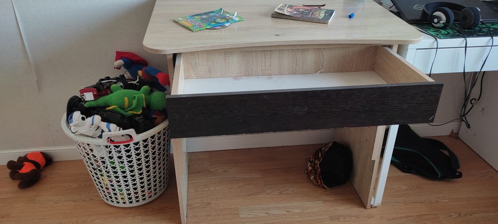 Продам письменный стол 2шт