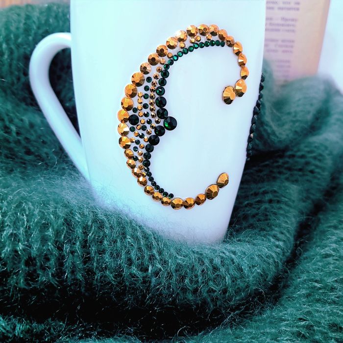 Чаша с инициали от кристални камъчета,  буква по поръчка