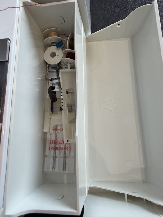 Mașină de cusut festonat brodat butoniere computerizată Veritas 9000A5