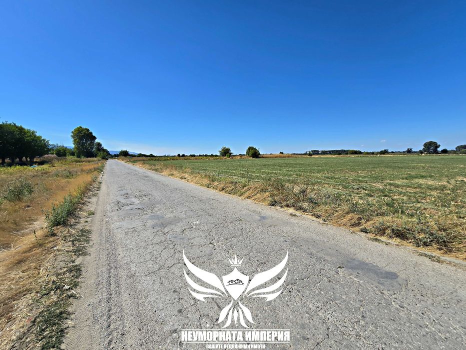 Продавам земеделска земя с площ от 2600кв.м. на първа линия в село Боянци по асфалтов път до трафопост
