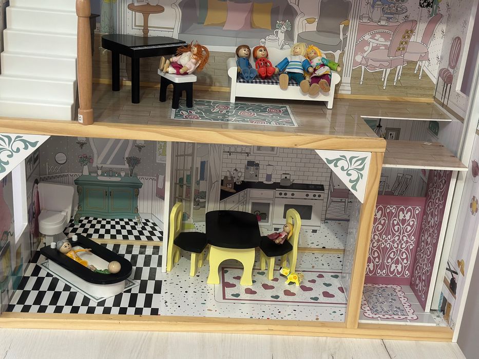 Дървена къща за кукли