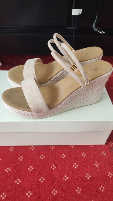 Sandale dama noi mărime 38 culoare crem