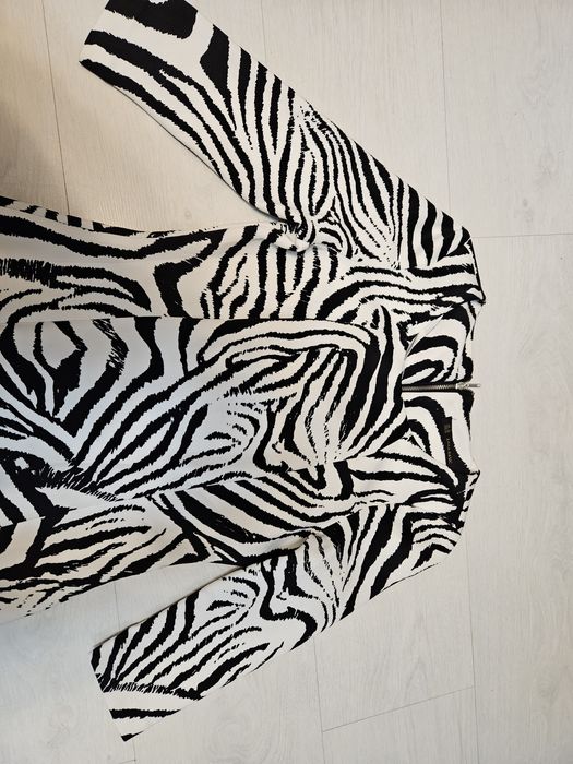 Rochie scurtă cu mâneci trei-sferturi