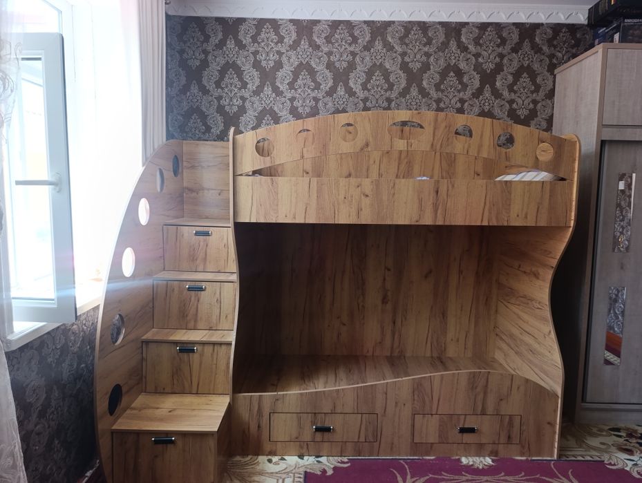 Продаю двух этажный детский кровать