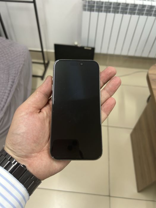 Айфон 15 про продаеться